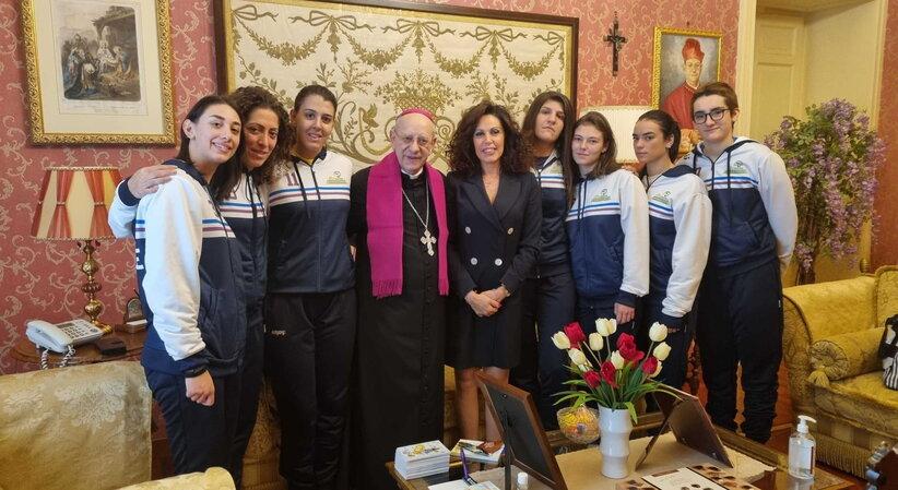 pallavoliste incontrano vescovo diocesi Caltanissetta
